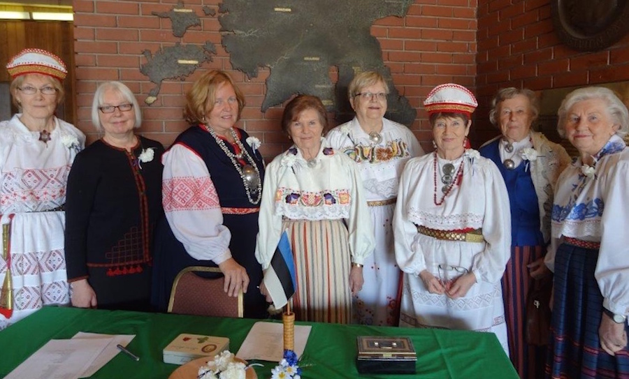 Toronto Eesti Seltsi on alati kuulunud aktiivsed naised. Juuresoleval fotol on osa tublist naisperest, kes andsid oma parima eelmise aasta Eesti Vabariigi aastapäeva õnnestunud kordaminekuks. Vas.: Maaja Matsoo, Asta Lokk, Piret Komi, Ivi Kiilaspea, Anne Orunuk, Ellen Leivat, Salme Vesi, Nelly Hubel.