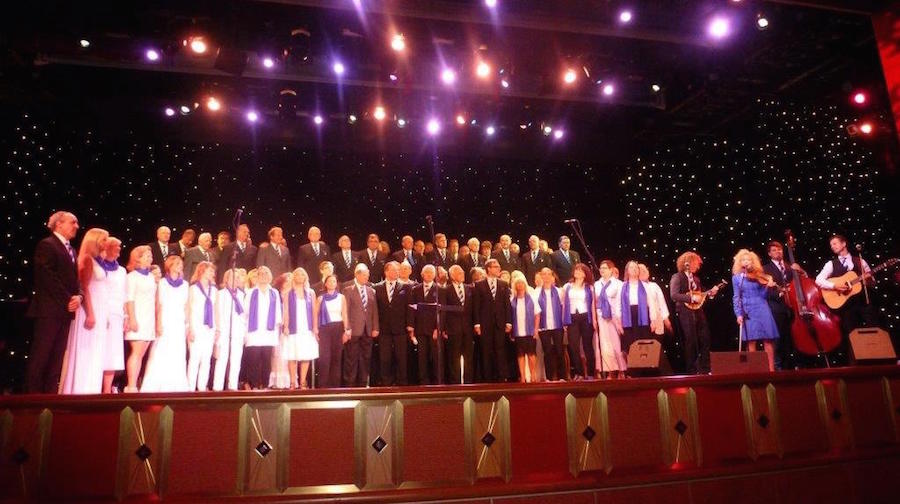 Laval on Eesti Meestelaulu Seltsi meeskoor ja Euroopa Eestlaste Koor koos ansambliga Curly Strings. Foto: Eda Oja