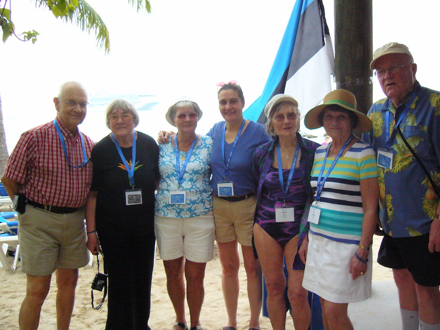 KLENK-IEP kruiisil osalejaid, kellest suurem osa tuttavad juba Geislingeni ajast. Vas.: Arved Plaks Texasest, Aimi Zechanowitsch Torontost, Ene McGregor Winghamist (ON), Kim McGregor Ancasterist (ON), Aime Andra Martinson New Yorgist, Ivi ja Enn Kiilaspea Torontost. Foto: erakogu