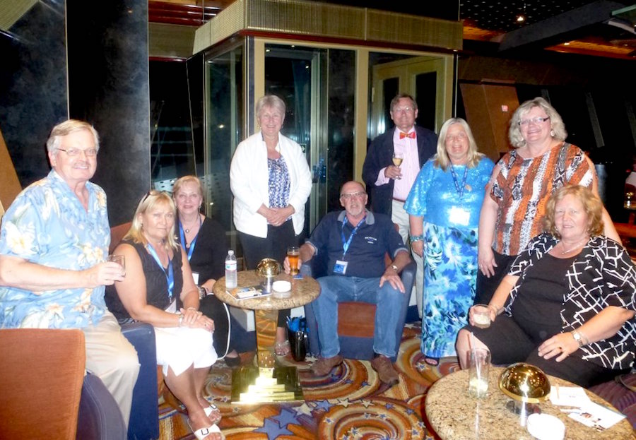 Eestlased KLENK -IEP Kariibi mere kruiisi lõpetamisel. Ühislaulud lauldud, bänd Curly Strings mitu korda tagasi plaksutatud, nende muusikaalbumist ilma jäänud (CD-d  said kiiresti otsa) - nii seilasid  600 eestlast 14 riigist üle maailma tagasi oma koduranda. Vas.: Mart Rosenberg, Carmen Vaher, Marje Virro, Elle Rosenberg (kõik Torontost), Ilmar Sein (Austraaliast), Väino ja Anne Keelmann, Eda Oja ja Piret Komi (kõik Torontost). Foto: erakogu