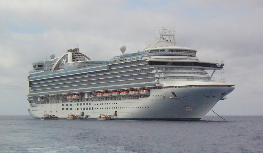 Kruiisilaev Ruby Princess, mis oli nädalaks ajaks ka eestlaste KLENK-IEP 2015 "mereülikooli" toimumise kohaks. Foto: Enn Kiilaspea