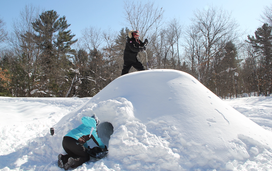 Ehitati kaks lumeonni. Eric Tiisler valmistab “katuseakent” - foto: Tauno Mölder