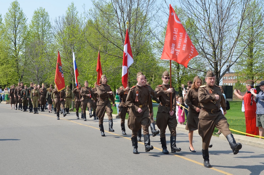 Venemeelsete suurejooneline võidupüha tähistamine 9. mail Torontos, North York'i linnaosas - foto: Taavi Tamtik (2015)