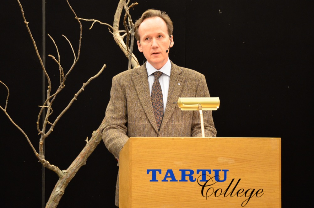 Ajaloolane ja kirjanik Tiit Aleksejev Tartu College'is esinemas - foto: Taavi Tamtik (2015)