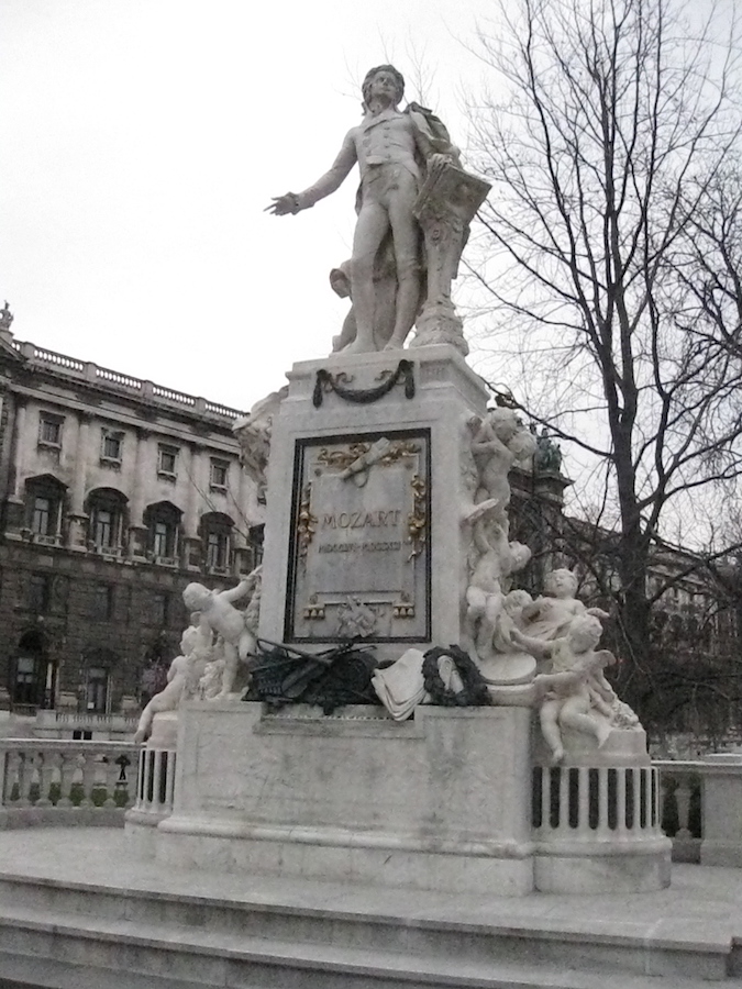 Mälestussammas Wolfgang Amadeus Mozart'ile - foto: Peeter Järvelaid (2015)