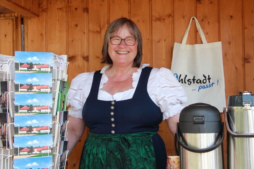 Ohlstadti Schwaigangeri tõuhobuste aretuskeskuses. Kuna kiirtee Münchenist oli tavakodanikele suletud, ei tulnud külalisi tema restorani „Herzogin Anna“. Proua Heinlein võttis huumoriga ja püüdis teenida raha snäkkide, kohvi ja jookide müügiga. Ja rääkis pressi SHUTTLE’i ootajatele baieri printsess Maria Anna elulugu – foto: Aino ja Werner Siebert