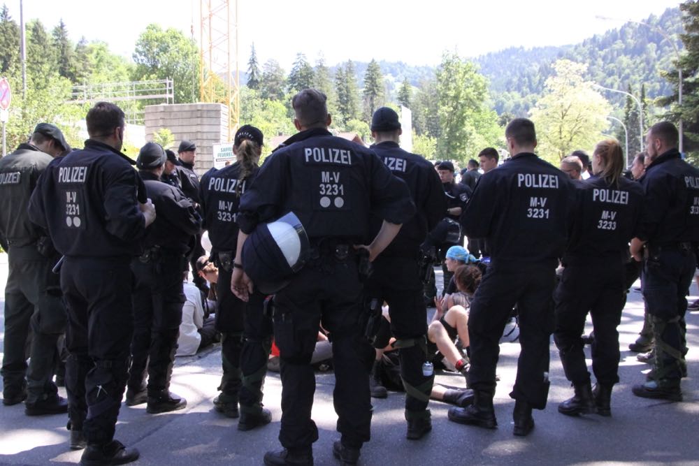 Politsei on piiranud peateed blokeerivad G7-vastased umber – foto: Aino ja Werner Siebert