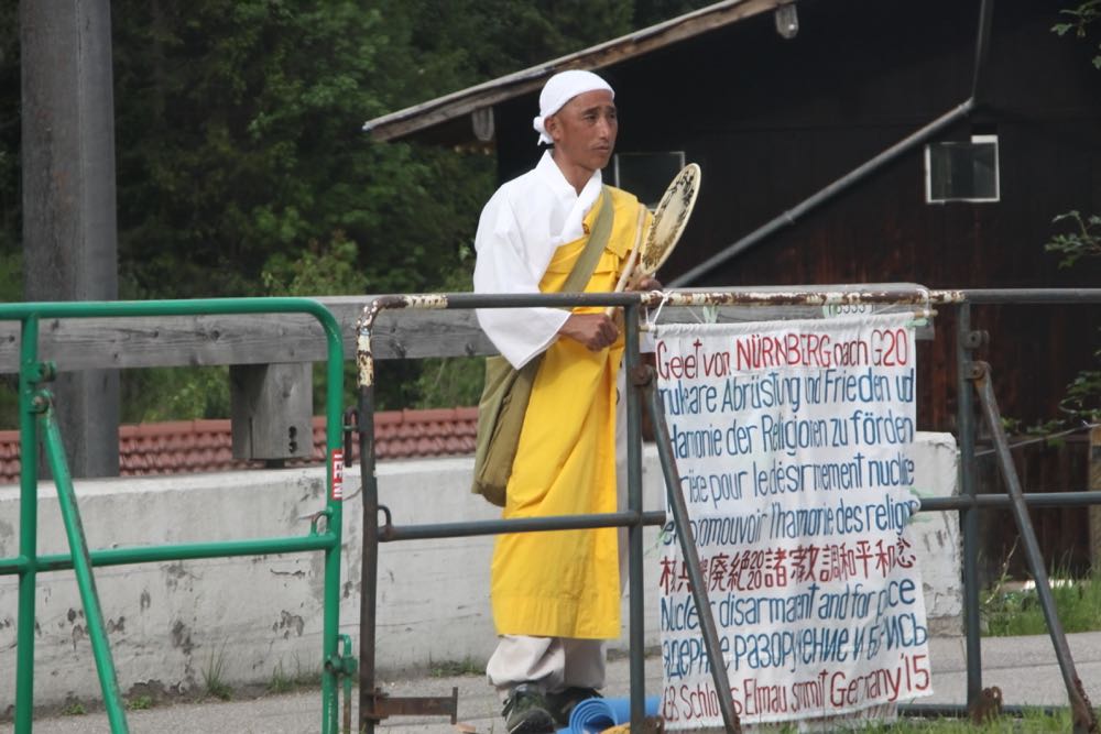 Vaikne protest Elmausse viiva tee ääres - Foto: Aino ja Werner Siebert