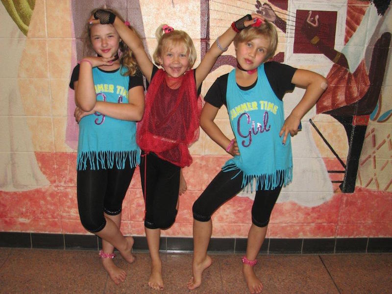 Noored võimlejad Anneli Kütt, Eila Uukkivi ja Imbi Uukkivi ootavad oma etteastet. Foto: erakogu