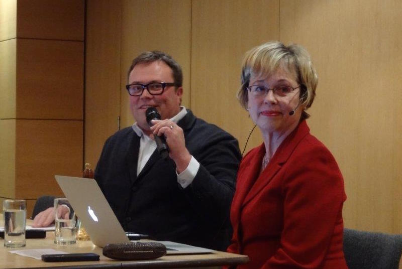 Marcus Kolga koos Reet Marten Sehriga modereerimas 2015. a valimiste eelset koosolekut, kui SKYPE'i vahendusel oldi Tartu College'is ühenduses Eesti suuremate parteide esindajatega. Foto: EE