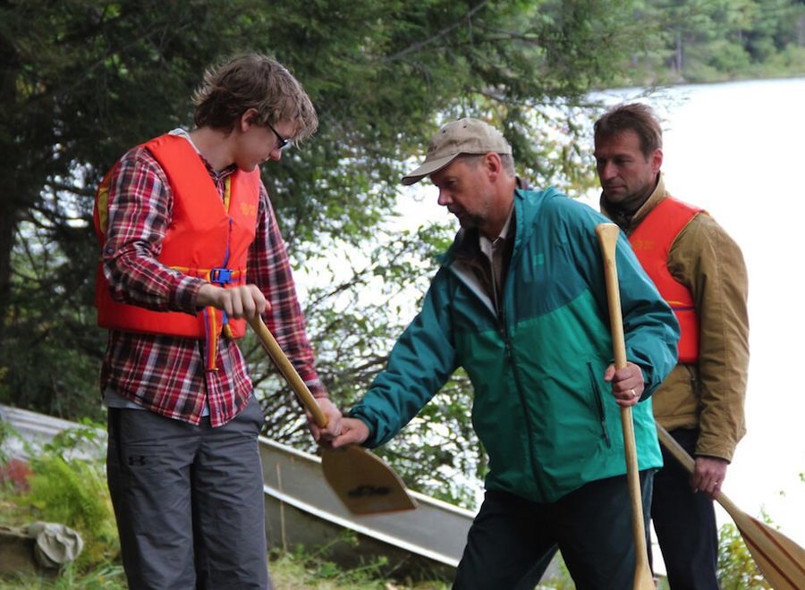 Robert Hiis õpetab Metsaülikoolis õiget kanuutehnikat. Foto: Maimu Mölder