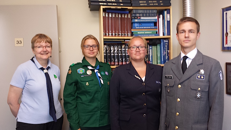 Ingrid Kütt, Margaret Matisen, Kadi Laaneots ja Mikk Otsar Eesti Elu toimetust külastamas. Foto: K. Tensuda