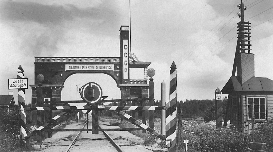 Eesti-Nõukogude Liidu piir Narva lähedal 1937. aastal. Nõukogude Liitu sissesõitjaid võtab vastu loosung "Kõigi maade proletaarlased, ühinege!" - foto: www.entsyklopeedia.ee