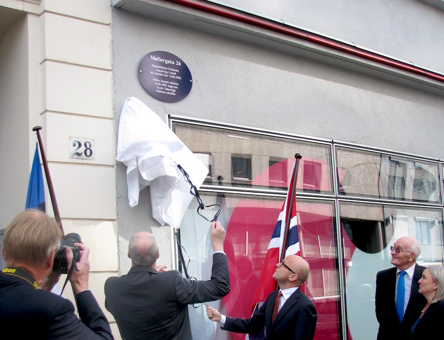 Estonian Secretary of State Heiki Loot and Norwegian EU Affairs Minister Vidar Helgesen unveiling the plaque commemorating the building where the Estonian government-in-exile began meeting in Oslo in 1953. On the right are members of the last government-in-exile Ivar Paljak and Aino Lepik von Wirén. Photo: Peep Pillak