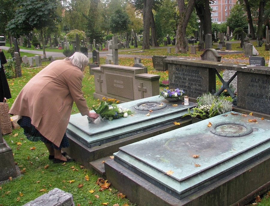 Flowers and candles were placed on the grave of Estonian Honorary Consul General Richard Bjercke at Vår Frelsers gravlund (Our Saviour's Cemetery) in Oslo, as a token of remembrance and thanks. Photo: Peep Pillak