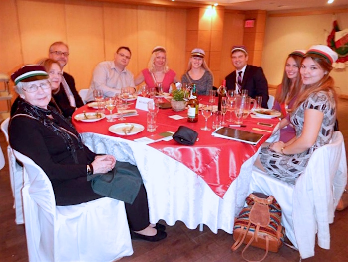 Esimees külalistega. Vasakult: Vaike Rannu, Leena Tiismann, Mihkel Tombak, Taavi Tamtik, esimees Merli Tamtik, Kristina Põldre, Mihkel Kütti, Liis Jakobson, Heli Vanaselja - foto: Anne Liis Keelmann