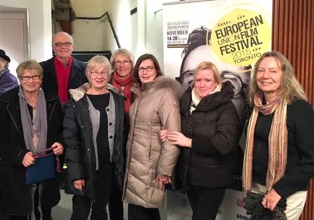 Grupp eestlasi EUFF 2015 “1944” linastamisel Royal kinos, 608 College St. 24. novembril. Vasakult: Ellen Leivat, Jaan Arro, Rutt Veskimets, Maaja Matsoo, Helle Arro, Kristi Sau-Doughty, Kalli Paakspuu. Foto: erakogu