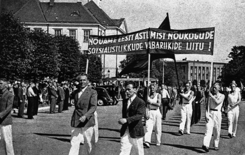 Tallinna töölissportlased miitingul Vabaduse väljakul 17. juulil 1940