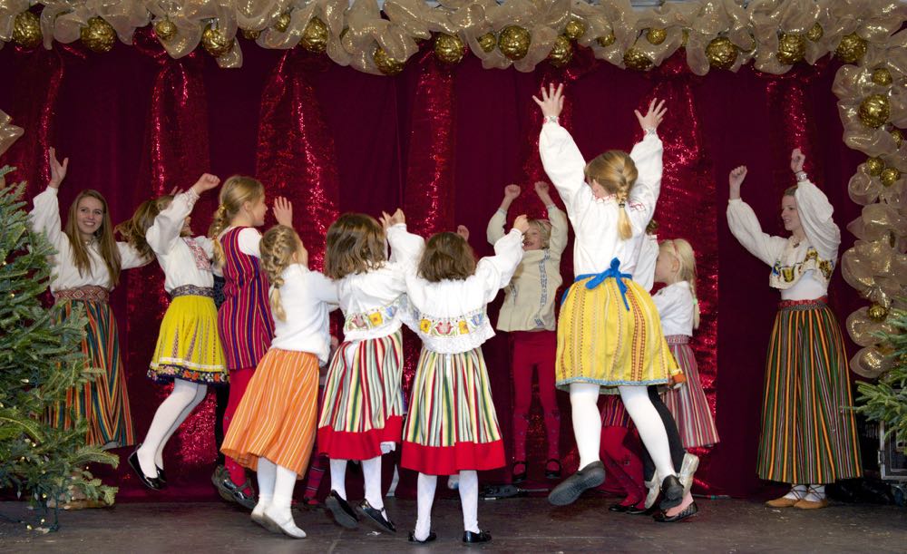 Kungal musilased ja nende juhendajad Kariina Järve ja Kristina Põldre esinemas - foto: Peeter Põldre (2015)