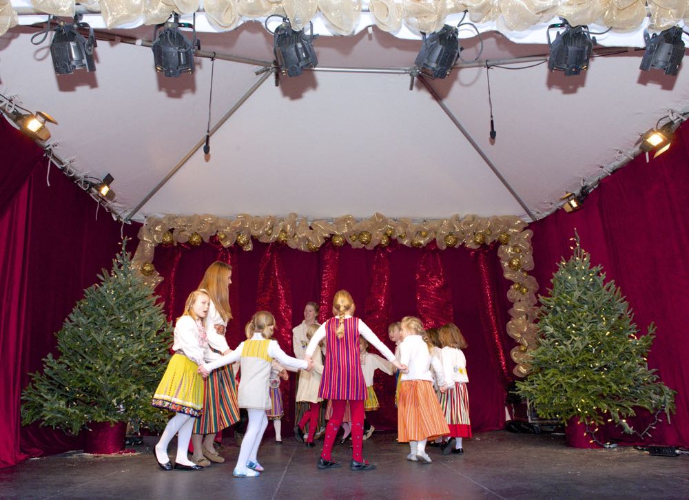 Kungla-Distillery_Districtis_Toronto_Christmas_Market-by_Peeter_Poldre-2015_32