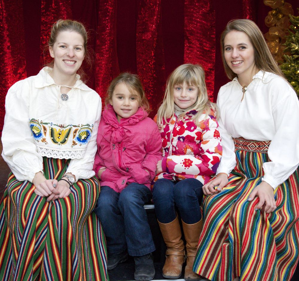 Kungla-Distillery_Districtis_Toronto_Christmas_Market-by_Peeter_Poldre-2015_55