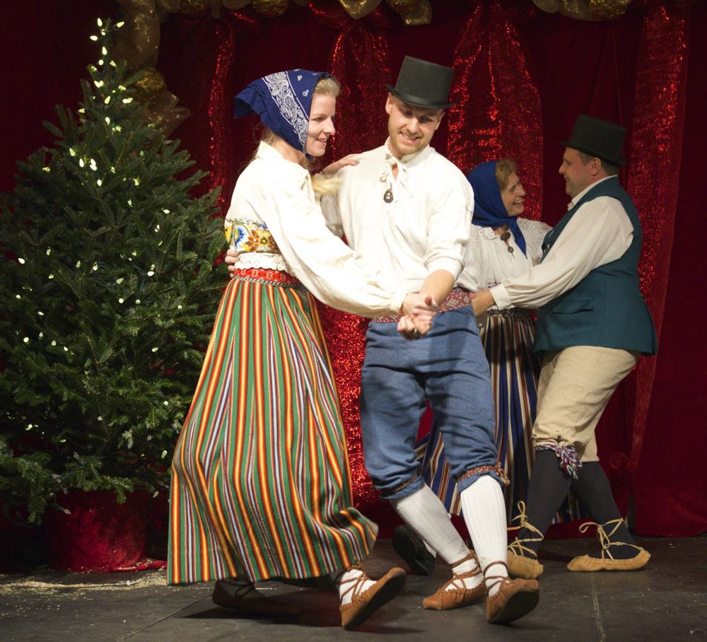 Kungla-Distillery_Districtis_Toronto_Christmas_Market-by_Peeter_Poldre-2015_70