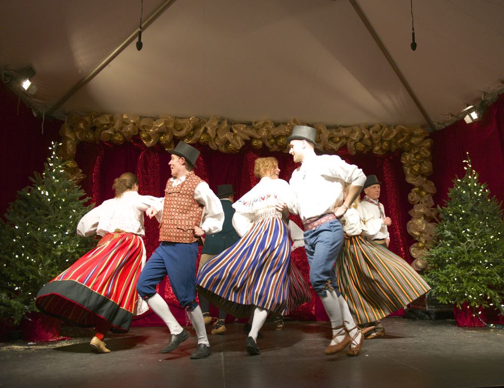 Kungla-Distillery_Districtis_Toronto_Christmas_Market-by_Peeter_Poldre-2015_80