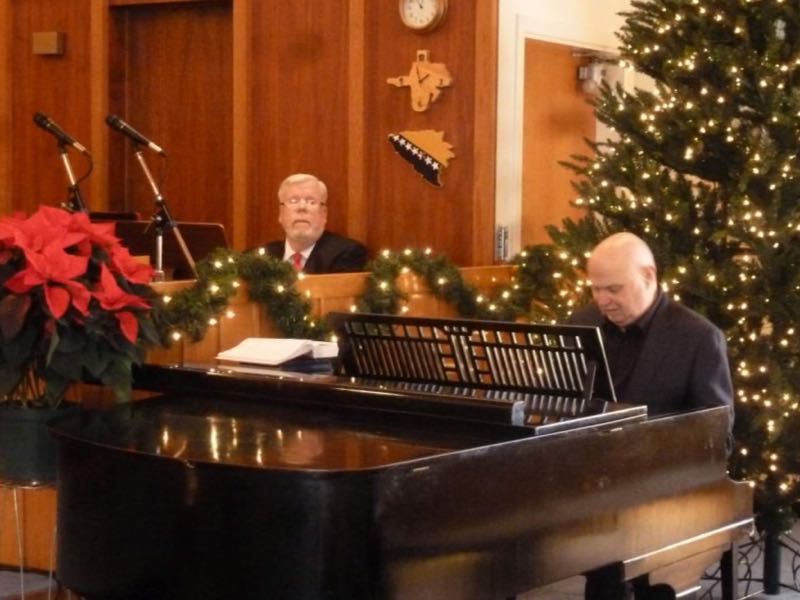 Charles Kipper (orelil) ja Peter Kaups (klaveril) esitasid jõulukontserdi eel preluudiumi. Foto: I. Lillevars