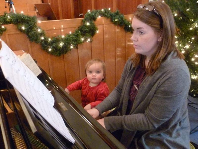 Hannah Wilbiks esitamas klaveripala, millele elab hingestatult kaasa tema tütar Amelia. Foto: I. Lillevars