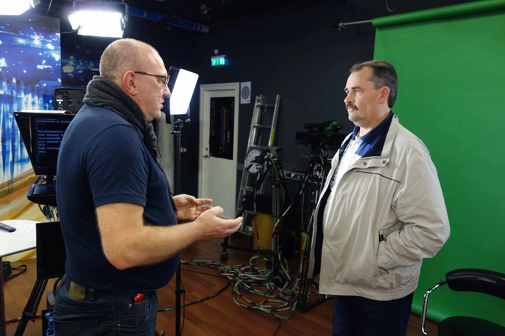 Professor Peeter Järvelaid (vas) intervjueeris Jaan Poska filmi tarbeks teiste hulgas ka dr Ago Pajurit