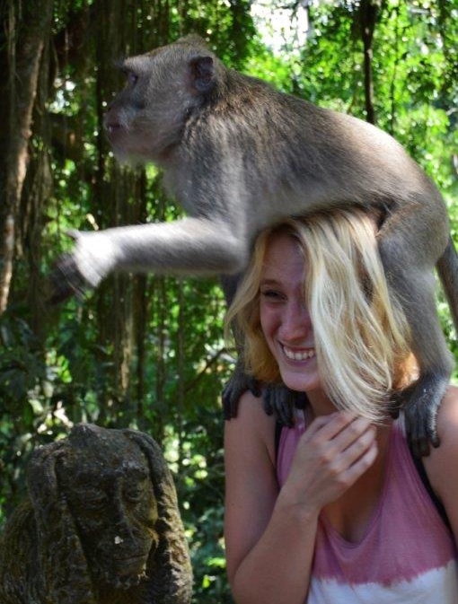 Madli käis Singapuris viibides ühel nädalalõpul väikese grupiga Balis, Indoneesias, kus külastati ka üht „ahvimetsa“. Foto erakogust