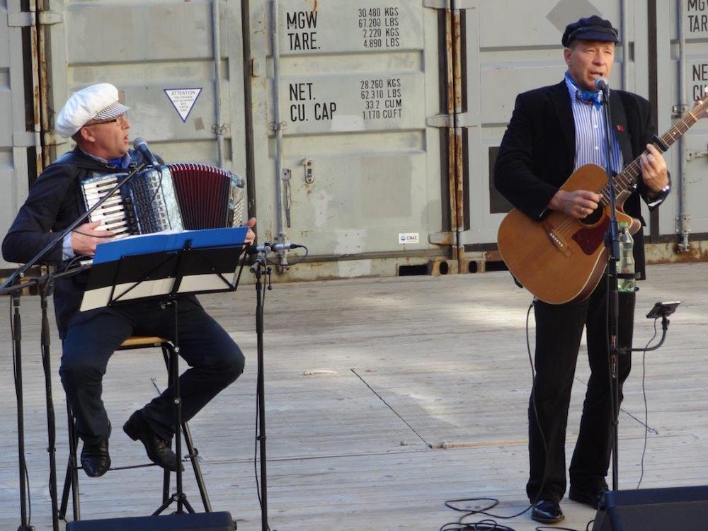 Marko Matvere (paremal) ja Peep Raun esinemas mereteemaliste lauludega Tallinnas Linnateatri lauvaaugus - foto: Eesti Elu