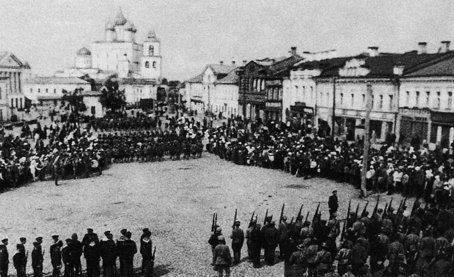 Eesti väeosade paraad Pihkva vabastamise järel, 28. mail 1919. aastal - www.wikipedia.org