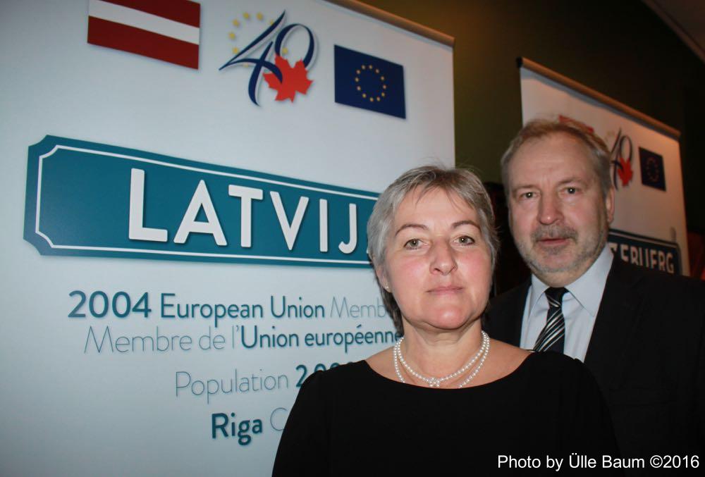 Aija AUDARINA ja tema abikaasa, Juris AUDARINS, Läti Suursaadiku Kanadas seisavad Lätit tutvustava paneeli juures Rideau Club'is - foto: Ülle Baum ©2016