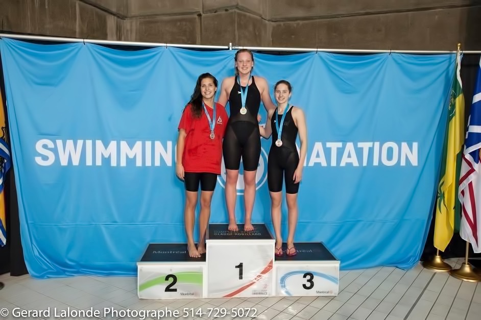 Aleksa Gold hiljuti võidetud pronksmedaliga Speedo Eastern Canadian Open võistlustel, kus Aleksa püstitas uue Eesti rekordi 200 m seliliujumises oma vanuseklassis. Foto: erakogu