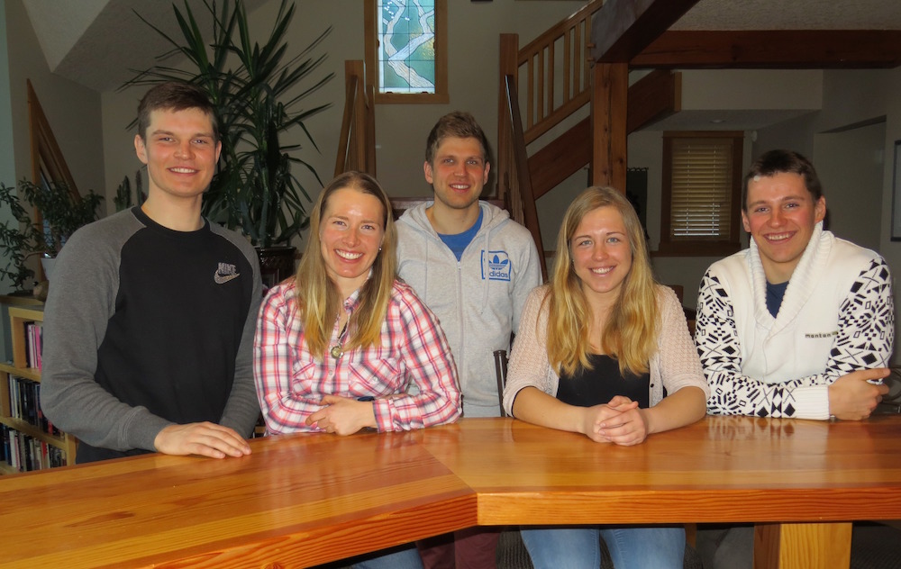 Tiislarite kodus vastuvõtul, vasakult: Rene Zahkna, Kadri Lehtla, Jan Treier, Johanna Talihärm, Kalev Ermits. Foto Helgi Leesment 