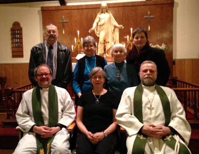 Montreali Jaani koguduse uus nõukogu koos praost Salumäega. Vas.: pastor Matthew Anderson, Piret Koppel (esinaine), praost Mart Salumäe, taga Jules Smeets, Aino Arik, Agnet Tõke, Tiiu Põldma.