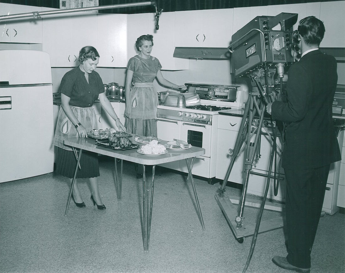 Pliidi juures Evelyn Erdman, vasakul kaastööline Calgary Blue Flame Köögis umbes 1965. a. televisioonisaate ajal. Foto: ATCO Blue Flame Kitchen