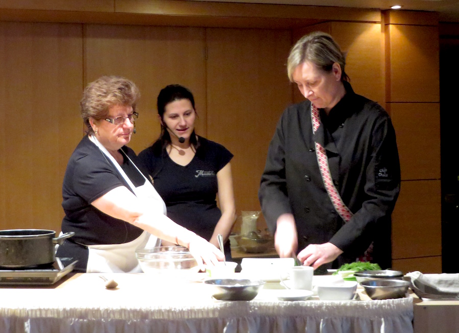 Hetk laupäeval toimunud ürituselt “Cooking with Susi Special: Teaching Estos/Greeks How to Cook”, kus said kokku eesti chef Susi Holmberg ja kreeka perekond Vatikiotis — Masters’ Buffeteria pidajad Mary ja tema ema Nikki.