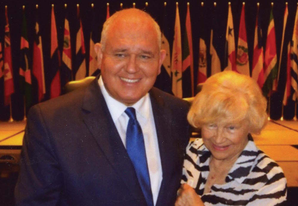 Evelyn Koop ja Markhami linnapea Frank Scarpitti. Foto: Evelyn Koopi arhiivist