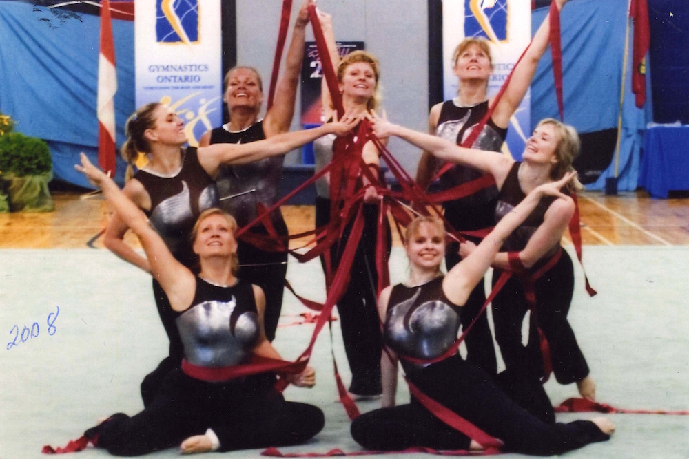 Kalev Estienne’i naisvõimlemisrühm — kõik on olnud RG võistlusvõimlejad. Ees vas. Tamara Tambre, Taimi Petersoo, taga vas. Kati Tihane, Heli Oder, Monika Eder, Kathryn Beckwood ja Sandra Bauer. Foto: Evelyn Koopi arhiivist