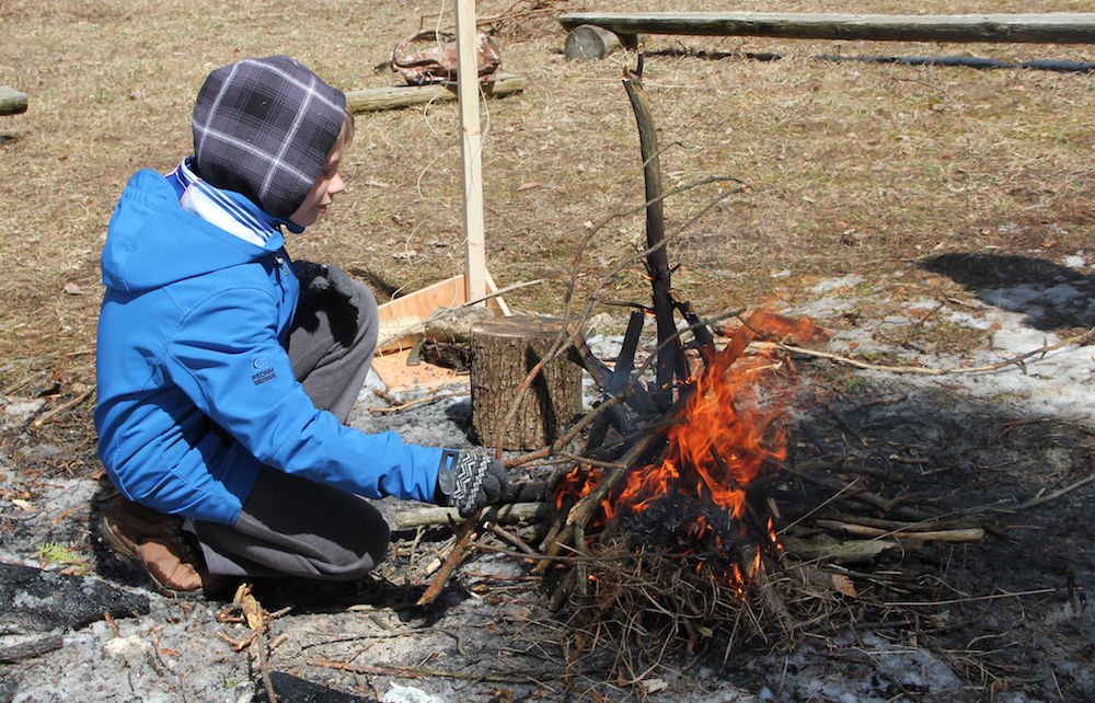 Üks tähtis oskus on metsas tule tegemine - foto: Pia Poolsaar (2016)