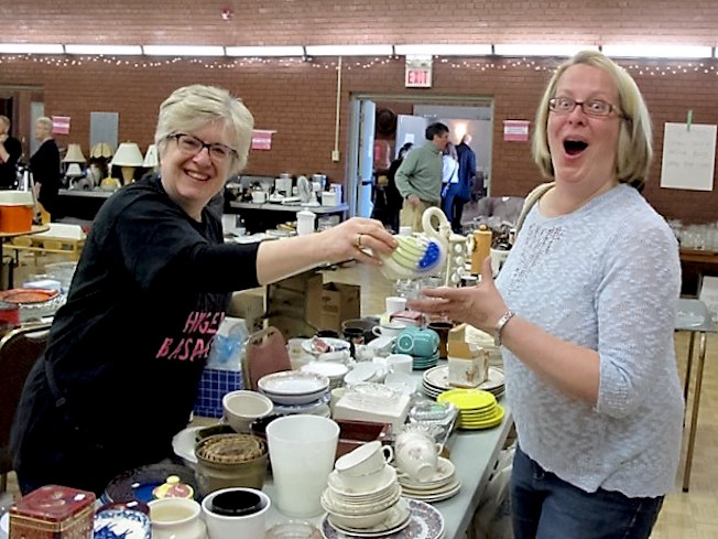 Looks like super saleswoman Marta Kivik helped a delighted Kristina Heinsoo find something she always wanted but could find nowhere else except at AKEN’s Giant Rummage Sale! Another sale, another dollar for the AKEN kassa! Photo: Maaja Matsoo