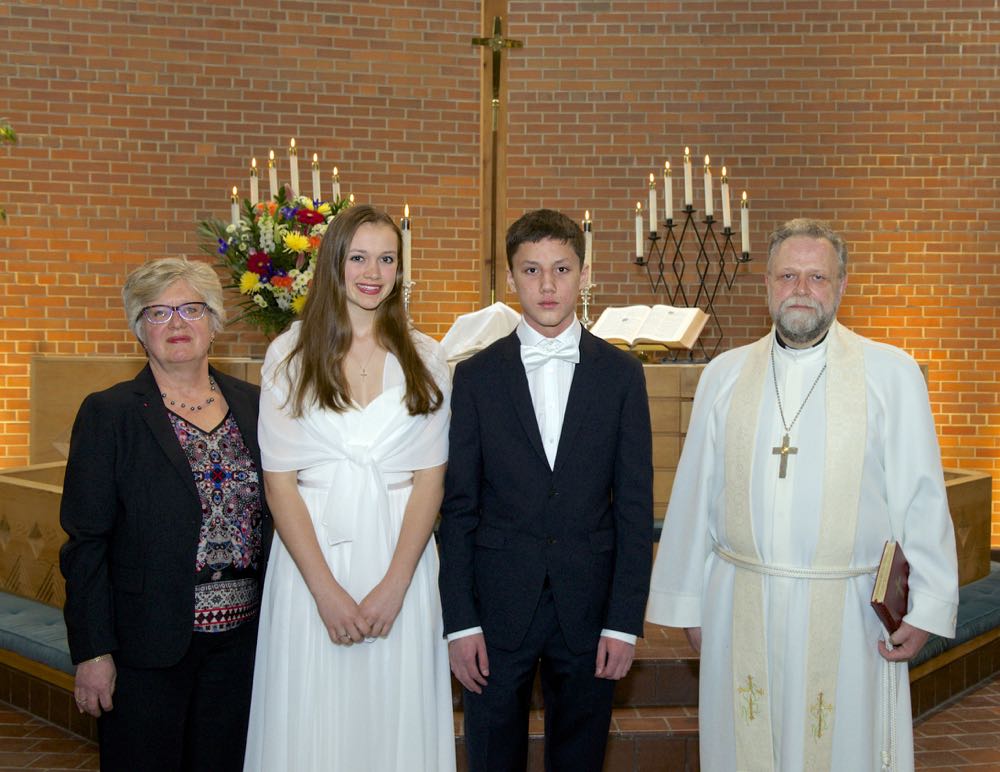 Marta Kivik, Katrine Johanna Eistrat, Matthew Ji Hong Wan ja praost Mart Salumäe - foto: Peeter Põldre (2016)