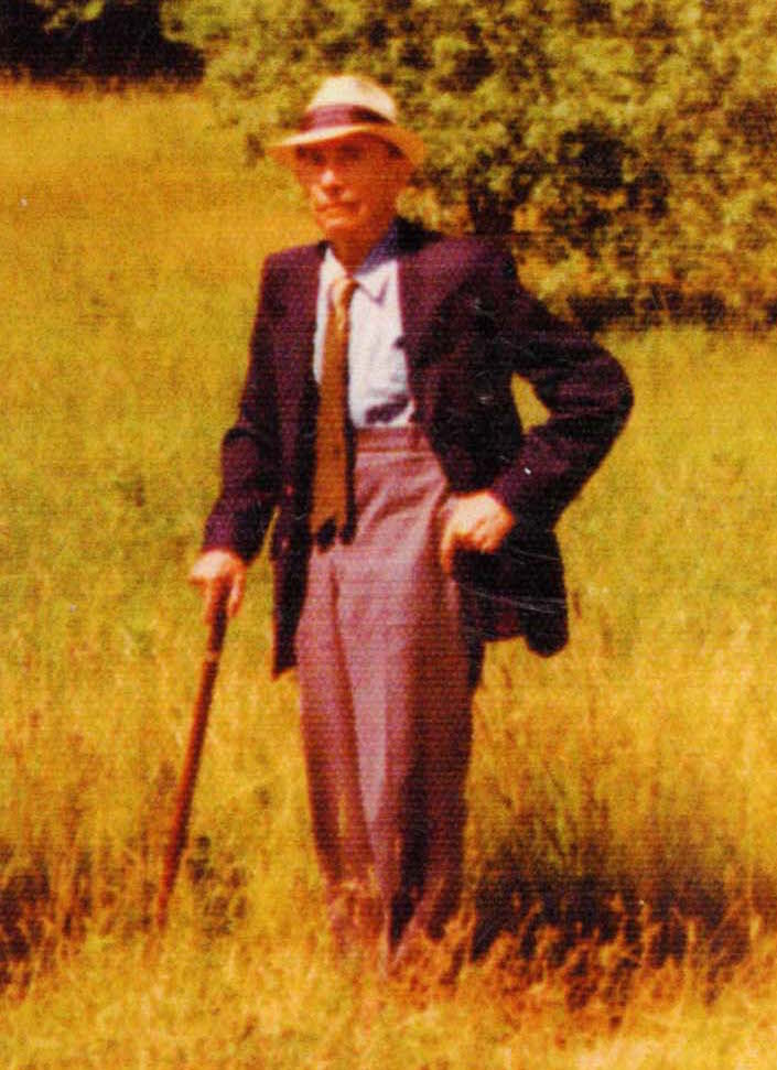 Suvi 1975. a. Kirikuõpetaja Bruno Ederma tühjal krundil, kuhu ehitatakse Eesti Kodu. Foto: E.K.