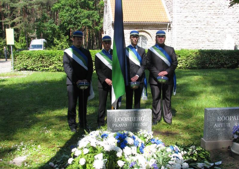 Korp!Fraternitas Estica oma auvilistlasele viimset austust avaldamas. Foto EWRi veebilehelt