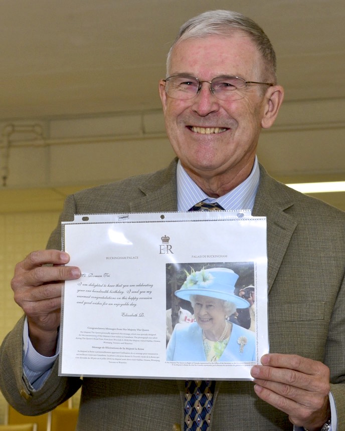 Vil! Ants Toi Kuninganna Elizabeth II õnnitlusega - foto: Peeter Põldre (2016)