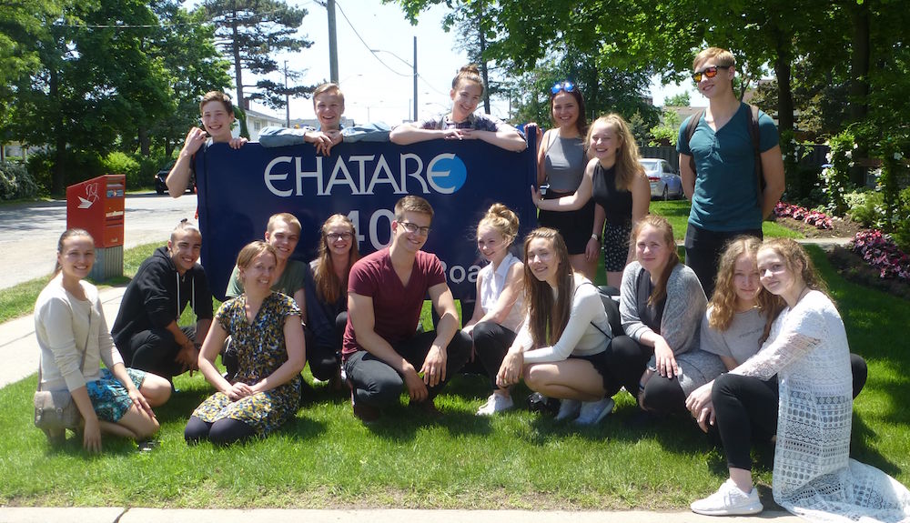 Terve Viimsi kooli näitetrupp  Ehatare ees. Foto: Eda Oja