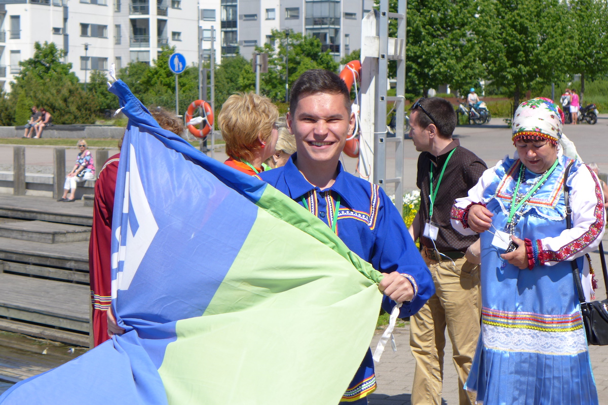 oto handi noormees Vitalii Sigiletov, soomeugri noorteorganisatsiooni MAFUNi esindaja handimansi lipuga - foto: Maarja Pärl Lõhmus (2016) 