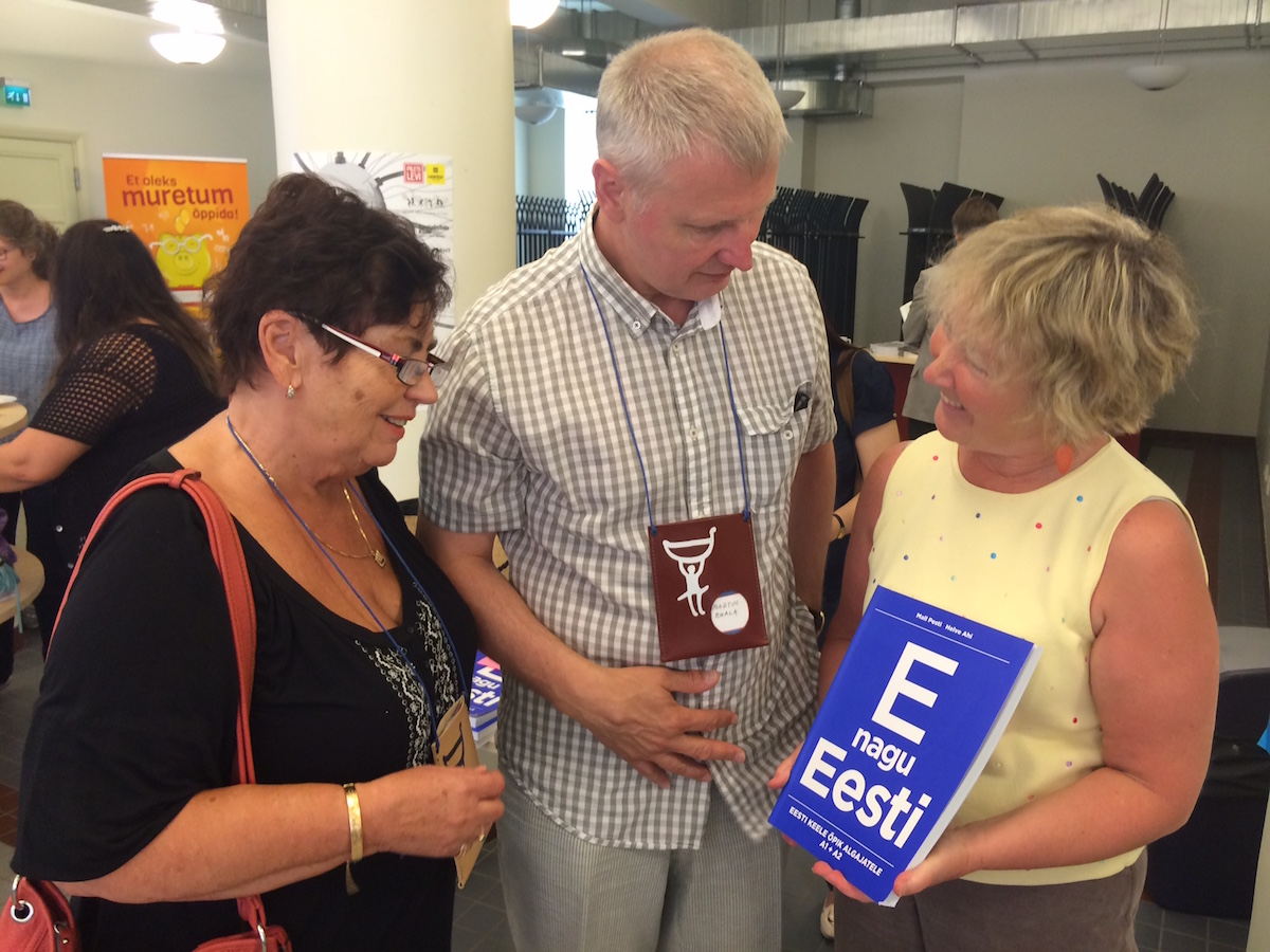 Erika Kessa ja Martin Ehala uurivad Mall Pestiga tema koostatud eesti keele õpikut. Foto: Lea Kreinin (2016)